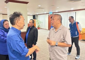 Jafry Ariffin (kanan) menghadiri mesyuarat penyelarasan kerajaan perpaduan untuk PRK Kinabatangan dan Lamag. - HARDY JOE