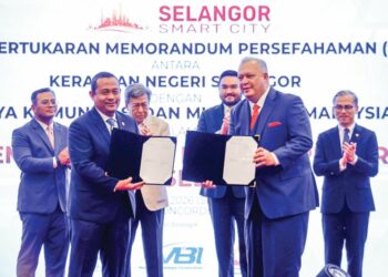 SULTAN Sharafuddin Idris Shah dan Tengku Amir Shah berkenan menyaksikan pertukaran memorandum pembangunan bandar pintar Selangor antara Ahmad Fadzli Ahmad Tajuddin (kiri) dan Mohamad Salim Fateh Din di Shah Alam, Selangor, semalam. – UTUSAN/AFIQ RAZALI