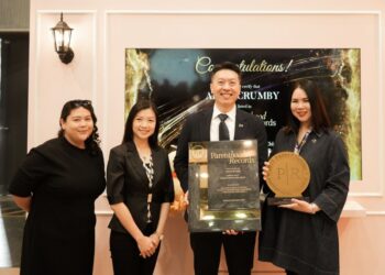JESMINE Tan (kanan) dan Sean Tan (dua dari kanan) ketika menerima pengiktirafan daripada Parenthood Records sebagai ‘Lampin Pertama di Malaysia dengan Teras Penyerap Bebas Klorin Sepenuhnya yang Dipatenkan’ di Malaysia Brand Day baru-baru ini.