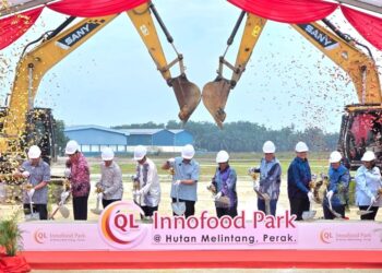 AHMAD Zahid Hamidi (lima dari kiri) pada majlis pecah tanah Taman  Industri QL Innofood di Hutan Melintang di Bagan Datuk. – UTUSAN/AIN SAFRE BIDIN