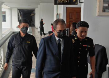 G. JAYAKUMAR diiringi anggota SPRM dibawa ke Mahkamah Sesyen Ayer Keroh hari inibagi didakwa atas pertuduhan memperdaya bekas Naib Canselor Kolej Universiti Manipal Malaysia 
berkaitan lantikan ketua perunding.-UTUSAN/AMRAN ALI.