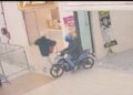 Rakaman kamera litar tertutup (CCTV) menunjukkan dua suspek bertopeng dan memakai topi keledar menaiki motosikal dalam kejadian samun di sebuah kedai emas di pasar raya Bandar Baru Nilai, Seremban, semalam – GAMBAR/IHSAN POLIS