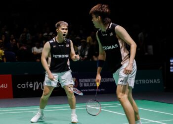 Aksi pasangan beregu lelaki negara, Man Wei Chong dan Tee Kai Wun ketika menentang pasangan Jepun, Hiroki Midorikawa dan Kyohei Yamashita pada pusingan keenam belas Kejohanan Badminton Terbuka Malaysia 2026, di Stadium Axiata Arena, di sini hari ini. Foto: SHIDDIEQIIN ZON