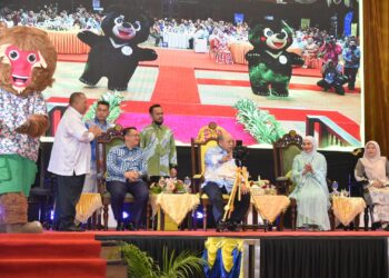 TUANKU Syed Sirajuddin Jamalullail menyempurnakan majlis pelancaran TMPs 2024/2026 dan Kalendar Acara Pelancongan Perlis 2026 di Dewan Warisan, Kangar, Perlis semalam. - UTUSAN/JABATAN PENERANGAN