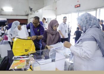 PETUGAS Suruhanjaya Pilihan Raya sedang melakukan persiapan  PRK Parlimen Kinabatangan dan Dewan Undangan Negeri Lamag, di Dewan Dewan Sri Lamag.  – SURUHANJAYA PILIHAN RAYA