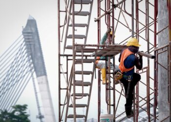 PROJEK perlu disiapkan lebih awal daripada jadual, bukan memohon lanjutan masa.