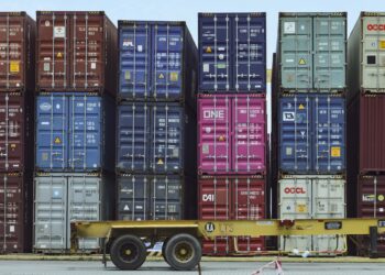 LOGISTIK negara ditadbir oleh terlalu banyak agensi dan kementerian yang bergerak secara berasingan.