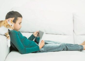 KANAK-KANAK yang menghabiskan masa terlalu lama di depan skrin boleh terganggu pertumbuhan dan perkembangan normal.