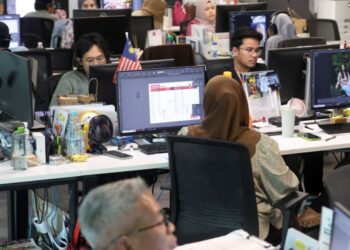 MELINDUNGI pekerja bermasalah tanpa tindakan nyata hanya melemahkan moral pekerja lain dan menimbulkan rasa tidak adil dalam kalangan mereka yang berprestasi tinggi. – GAMBAR HIASAN