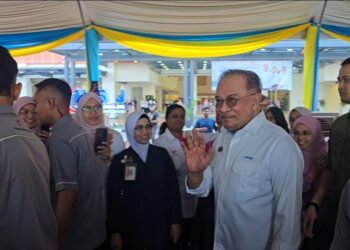 ANWAR Ibrahim ketika menghadiri majlis perasmian bangunan baharu Hospital Seberang Jaya di Pulau Pinang, hari ini.-UTUSAN/SAFINA RAMLI