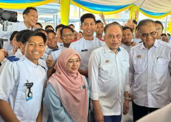 ANWAR Ibrahim ketika menghadiri majlis perasmian bangunan baharu Hospital Seberang Jaya di Pulau Pinang, hari ini.