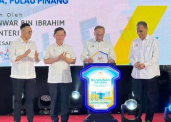 ANWAR Ibrahim merasmikan pembangunan bangunan baharu Hospital Seberang Jaya di Pulau Pinang, hari ini.-UTUSAN/SAFINA RAMLI