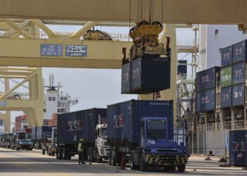 NEGARA menggalakkan penggunaan produk tempatan, namun sistem logistik dalaman melemahkan pengeluar sendiri.