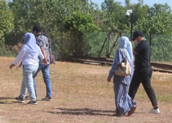 DUA remaja lelaki yang mengaku bersalah mencederakan seorang pelajar kolej vokasional bersama keluarga masing-masing di Mahkamah Kanak-Kanak Sungai Petani, hari ini.