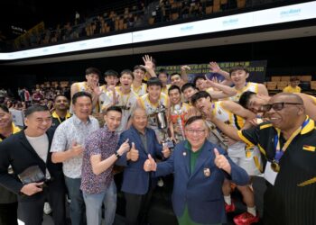 LEE Tian Hock (empat dari kiri) dan Chong Wei  (tiga dari kanan) meraikan pasukan bola keranjang Negeri Sembilan yang muncul juara Kejohanan Bola Keranjang Kebangsaan Persatuan Bola Keranjang Malaysia (MABA) Piala Agong Ke-65 Tahun 2025, di Seremban, semalam.