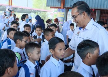 PIHAK kerajaan memainkan peranan menentukan dasar untuk dilaksanakan bagi memantapkan perjalanan pendidikan negara sementara ibu bapa memastikan anak-anak mereka mampu menerima pengajaran yang diajar oleh warga pendidik.