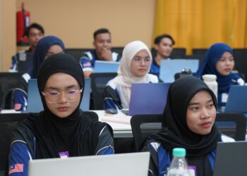 PENDEDAHAN awal terhadap konsep, fungsi serta potensi teknologi AI dilihat penting bagi melahirkan graduan yang bukan sahaja berdaya saing, malah bersedia memenuhi keperluan industri. – GAMBAR UNISZA