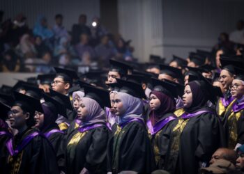 PELAJAR mestilah memulakan inisiatif untuk meningkatkan kompetensi diri agar mampu bersaing di pasaran pekerjaan yang semakin mencabar.