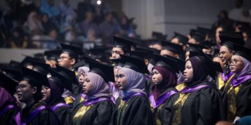 PELAJAR mestilah memulakan inisiatif untuk meningkatkan kompetensi diri agar mampu bersaing di pasaran pekerjaan yang semakin mencabar.