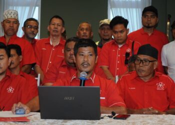 ISA Abd. Hamid (tengah) pada sidang akhbar di Kempas, Johor Bahru, Johor hari ini. - UTUSAN/RAJA JAAFAR ALI