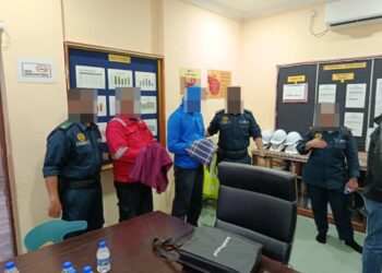 PENGURUS dan operator sebuah kilang sawit di Layang-Layang, Kluang Johor ditahan pihak JAS susulan insiden pencemaran ulu Sungai Johor di Kampung Orang Asli Sayong Pinang, Kluang, Johor, Ahad lalu.