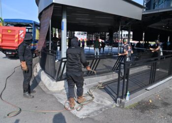 STRUKTUR tambahan di dua buah premis restoran di Seremban 2, Seremban, Negeri Sembilan dirobohkan dalam operasi pihak MBS hari ini.