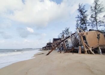 KEADAAN chalet  yang hanya menunggu masa dihanyutkan arus ombak akibat hakisan di Pantai Telaga Papan, Setiu, Terengganu. – UTUSAN / WAN ZURATIKAH IFFAH WAN ZULKIFLI
