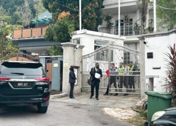 WAKIL peguam plaintiff keluar dari kediaman Jamal Yunos di Ampang Jaya, semalam. – UTUSAN/NESHWAR NIZAM