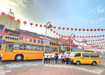 AHLI Persatuan Pengusaha Bas Sekolah Hilir Perak berhimpun di Teluk Intan, Perak semalam  bagi menyatakan cadangan untuk menaikkan tambang bas. – UTUSAN/AIN SAFRE BIDIN