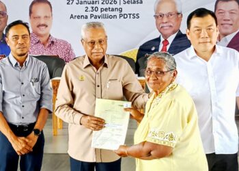 A. SIVANESAN menyampaikan geran hak milik RPT kepada penerima pada majlis di Sungai Siput, Perak, kelmarin.