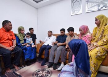 SAIFUDDIN Nasution Ismail (tengah) bersama keluarga bayi di Sungai Buaya, Rawang, Selangor semalam.– UTUSAN/M. FIRDAUS M. JOHARI