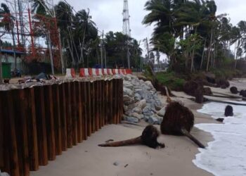 PROJEK benteng cerun batu sepanjang 40 meter dilaksanakan di Kampung Tanjung, Batu Rakit, Terengganu bagi menghalang hakisan lebih teruk. -  IHSAN ADUN BATU RAKIT