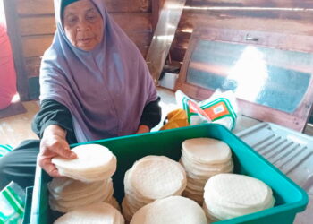 RAHIMAH Sulung menunjukkan kepingan opok-opok yang siap dijemur dan sedia untuk dijual ketika ditemui di Kampung Padang Polis, Kuala Nerus, Terengganu. – UTUSAN / ERMA YUSNIDA JUSOH