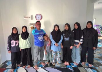 MOHD. Hanafi  Zahari (tiga dari kiri) bersama enam anak saudaranya di Kampung Parit 6 A, Sungai Manik di Pasir Salak. – UTUSAN/AIN SAFRE BIDIN