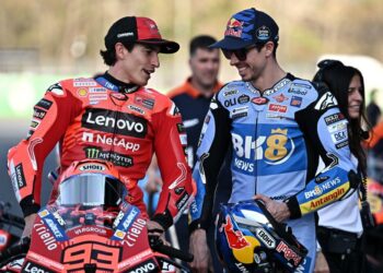 Alex Marquez (kanan) dan abangya Marc Marquez menjadi seteru utama dalam saingan MotoGP 2025.-AFP