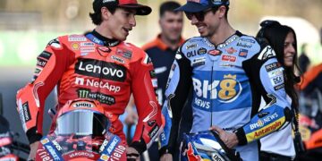 Alex Marquez (kanan) dan abangya Marc Marquez menjadi seteru utama dalam saingan MotoGP 2025.-AFP