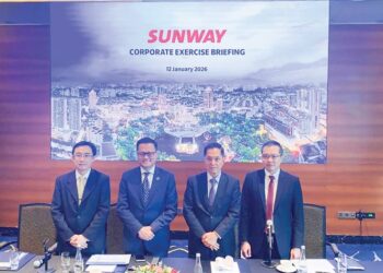 ANUAR Taib (dua dari kiri) bersama barisan pengurusan tertinggi Sunway ketika sidang media taklimat korporat di  Sunway City Kuala Lumpur, semalam.