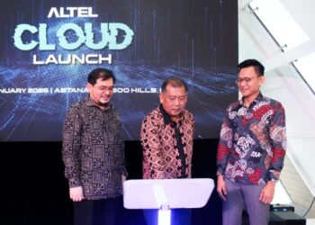 WILSON Ugak Kumbong (tengah) bersama Mohamad Helmi Harith (Kiri) semasa perasmian pelancaran Altel Cloud di Astana @ Bamboo Hills di sini, semalam.