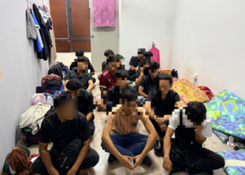 SEBAHAGIAN individu yang ditahan polis dalam Op Pintas Khas di sebuah premis di Pusat Niaga Nakhoda, Melaka, semalam.