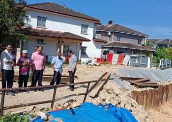 NICOLE Tan Lee Koon (kiri) dan Abu Ibon (tiga dari kiri) meninjau kerja baik pulih tebing Sungai Kepayang yang runtuh di Taman Oakland dekat Seremban baru-baru ini.-UTUSAN/NAZARUDIN SHAHARI.