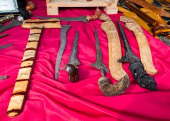 SETIAP objek lama, sama ada sehelai kain, sebilah keris atau peti kayu pusaka bukan barang material semata-mata, tetapi sebagai simbol hubungan manusia dengan masa lalu.