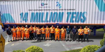 PENCAPAIAN ini bukan sahaja melepasi sasaran 14 juta TEU, malah
mencatatkan rekod baharu bagi operasi pelabuhan tersebut.