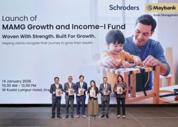 MUHAMMAD Hishamudin Hamzah (tiga dari kiri) bersama barisan pengurusan tertinggi kumpulan ketika pelancaran Dana MAMG Growth and Income-I di Kuala Lumpur, di sini, semalam.