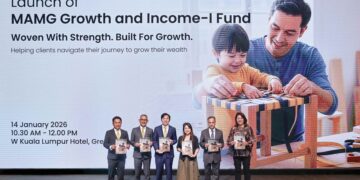 MUHAMMAD Hishamudin Hamzah (tiga dari kiri) bersama barisan pengurusan tertinggi kumpulan ketika pelancaran Dana MAMG Growth and Income-I di Kuala Lumpur, di sini, semalam.