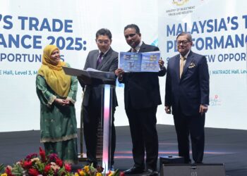 PENGERUSI Matrade, Datuk Seri Reezal Merican Naina Merican (dua kanan) diiringi oleh Sim Tze Tzin (dua kiri) merasmikan Majlis Pasca Pengumuman Prestasi Perdagangan Malaysia Tahun 2025 di Kuala Lumpur, semalam. - UTUSAN/AMIR KHALID
