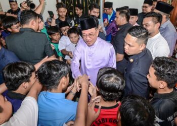 ANWAR Ibrahim bersalaman dengan jemaah ketika hadir menunaikan solat jumaat di Masjid Ar-Rahimah, Batu Caves, Gombak, semalam. – Utusan/SYAKIR RADIN