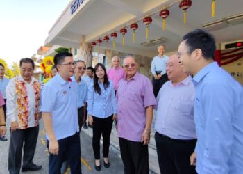 WONG Kah Woh (dua, kiri) melawat Sekolah Menengah Yuk Choy di Ipoh, semalam.