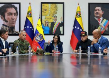 DELCY Rodríguez (tengah) berbincang dengan barisan pentadbirannya semasa mesyuarat majlis menteri di ibu pejabat di Caracas.-AFP