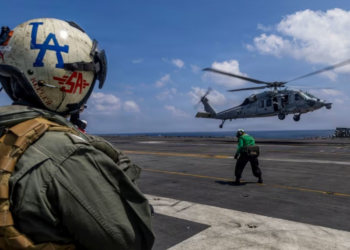 HELIKOPTER MH-60R Sea Hawk yang bernaung di dibawah Skuadron 71 diterbangkan selepas kumpulan serangan kapal induk USS Abraham Lincoln tiba di rantau Asia Barat.-AGENSI
