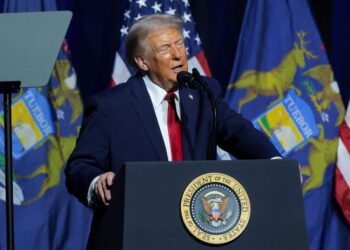 DONALD Trump menyampaikan ucapan kepada ahli Kelab Ekonomi Detroit di MotorCity Casino Hotel di Michigan.-AFP